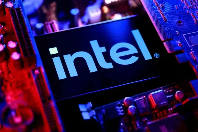 Ảnh minh họa: Logo Intel và bo mạch chủ máy tính được chụp vào ngày 25 tháng 8 năm 2025. REUTERS/Dado Ruvic/Minh họa/Ảnh hồ sơ