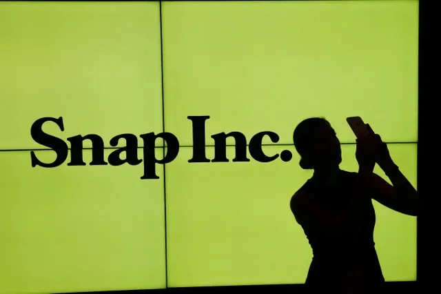 资料照片:2017年3月2日,美国纽约,一名女性站在纽约证券交易所的 Snap Inc. 标志前。REUTERS/Lucas Jackson/File Photo