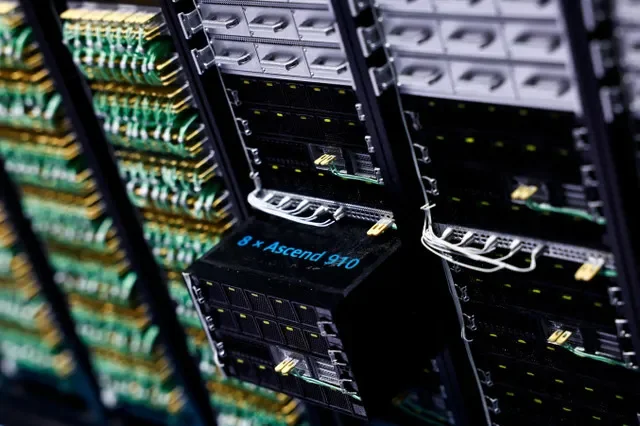 صورة أرشيفية: نظام CloudMatrix 384 من هواوي والمزود بمعالجات Ascend 910 للذكاء الاصطناعي معروض في جناح الشركة خلال معرض مؤتمر الإنترنت العالمي في مدينة ووزين، مقاطعة تشجيانغ، الصين، 8 نوفمبر 2025. رويترز/تينغشو وانغ