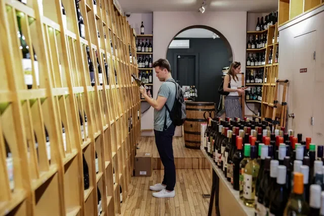 Clientes fazem compras na Leon & Son Wine and Spirits no Brooklyn, cidade de Nova York, Estados Unidos, em 31 de março de 2026. REUTERS/Jeenah Moon