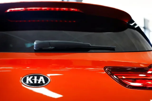 Biểu tượng của Kia được nhìn thấy bên trong một đại lý ô tô ở Nijmegen, Hà Lan, ngày 26 tháng 2 năm 2025. REUTERS/Piroschka van de Wouw