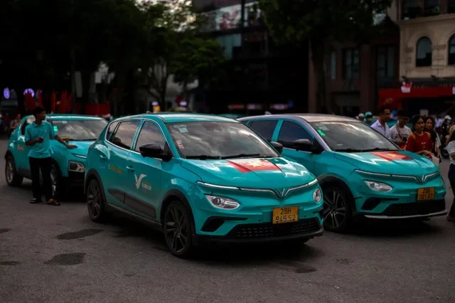 資料写真:ベトナムのハノイで客を待つビンファストの電気タクシー。2025年8月30日撮影。ロイター/Athit Perawongmetha