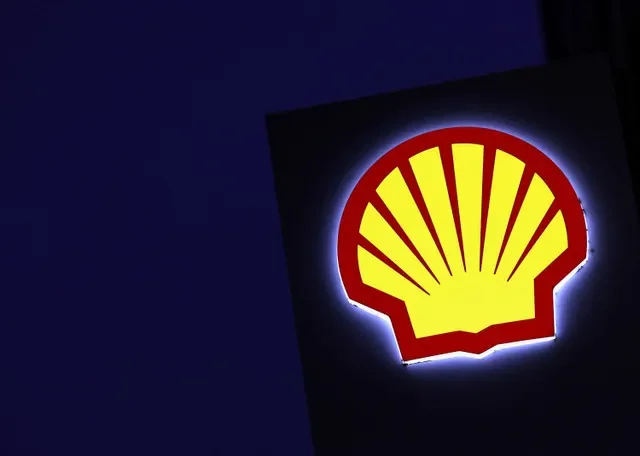 Biểu tượng của tập đoàn dầu khí Shell tại một trạm sạc ở Brussels, Bỉ vào ngày 13 tháng 11 năm 2024. Ảnh: REUTERS/Yves Herman