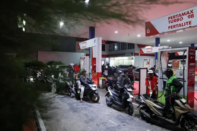 Người dân xếp hàng chờ đổ xăng tại một trạm nhiên liệu của Pertamina khi chính phủ Indonesia công bố hạn chế bán nhiên liệu trợ giá để đối phó với tác động của cuộc xung đột giữa Mỹ-Israel và Iran, tại Depok, ngoại ô Jakarta, Indonesia, ngày 31 tháng 3 năm 2026. REUTERS/Ajeng Dinar Ulfiana