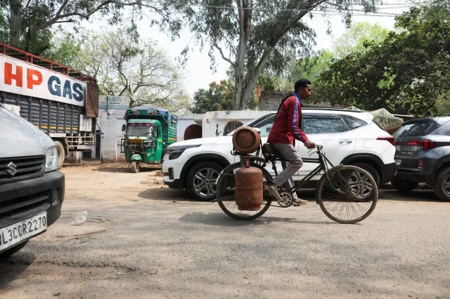 Một nhân viên giao hàng đạp xe chở các bình gas LPG trong bối cảnh gián đoạn nguồn cung sau xung đột giữa Mỹ-Israel và Iran tại New Delhi, Ấn Độ, ngày 10 tháng 3 năm 2026. REUTERS/Bhawika Chhabra