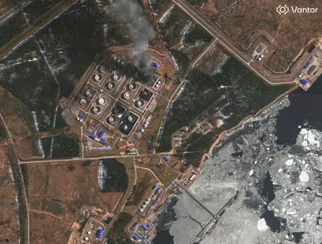 Una imagen satelital en infrarrojo cercano muestra humo saliendo de tanques de almacenamiento de petróleo dañados tras un ataque ucraniano, en Primorsk, Rusia, el 29 de marzo de 2026. Vantor/Handout vía REUTERS