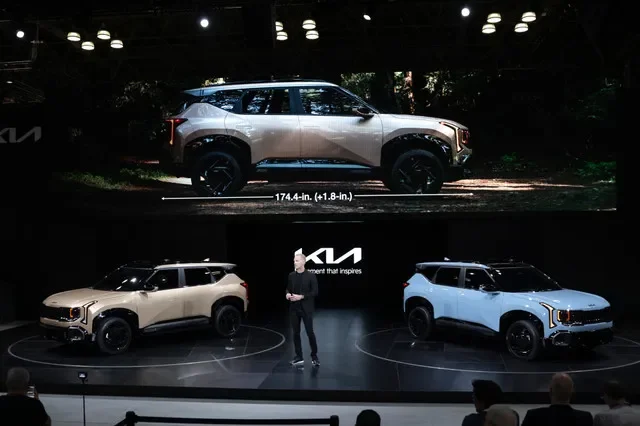 Kurt Kahl, Giám đốc Thiết kế của Kia phát biểu khi mẫu xe Kia Seltos 2027 được ra mắt tại Triển lãm Ô tô Quốc tế New York, ngày 1 tháng 4 năm 2026. REUTERS/Jeenah Moon