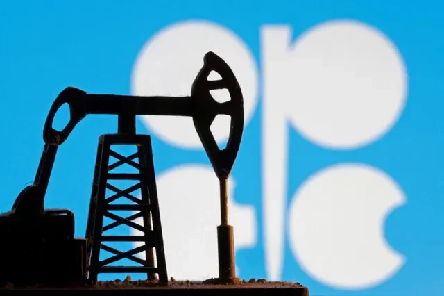 ภาพประกอบ: โมเดลเครื่องปั๊มน้ำมันตั้งอยู่หน้าโลโก้ OPEC ถ่ายเมื่อวันที่ 9 มกราคม 2026 โดย REUTERS/Dado Ruvic/Illustration/File Photo