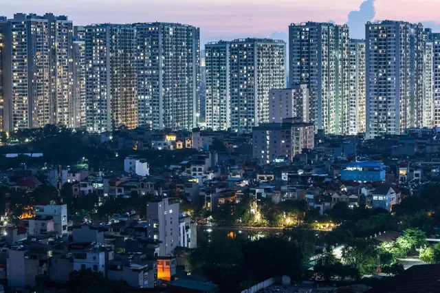 Ánh đèn rực rỡ từ các tòa nhà chung cư và nhà ở truyền thống tại Hà Nội, Việt Nam, ngày 2 tháng 9 năm 2025. REUTERS/Athit Perawongmetha