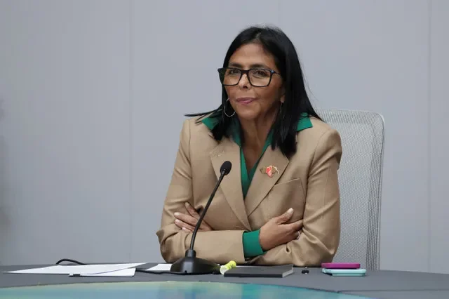 A presidente interina da Venezuela, Delcy Rodriguez, participa de uma reunião com o ministro da Defesa da Colômbia, Pedro Sanchez, e a ministra das Relações Exteriores, Rosa Villavicencio, no Palácio de Miraflores, em Caracas, em 13 de março de 2026. REUTERS/Gaby Oraa