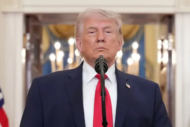 Tổng thống Donald Trump tạm dừng khi kết thúc bài phát biểu về cuộc chiến Iran từ Cross Hall của Nhà Trắng vào thứ Tư, ngày 1 tháng 4 năm 2026, tại Washington. Alex Brandon/Pool qua REUTERS