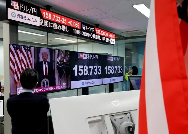 Un empleado de la empresa de cambio de divisas Gaitame.com observa una pantalla de televisión que transmite el discurso del presidente de EE. UU. Donald Trump sobre la guerra de Irán junto a monitores que muestran el tipo de cambio actual del yen japonés frente al dólar estadounidense en una sala de operaciones en Tokio, Japón, el 2 de abril de 2026. REUTERS/Kim Kyung-Hoon