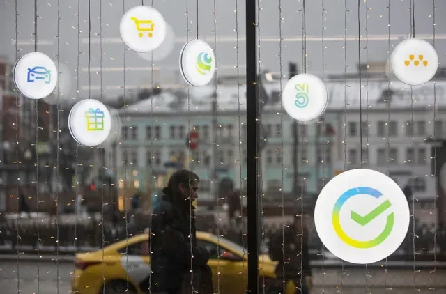 Um homem passa em frente a uma agência do Sberbank, o maior credor da Rússia, em Moscou, em 24 de dezembro de 2020. REUTERS/Maxim Shemetov