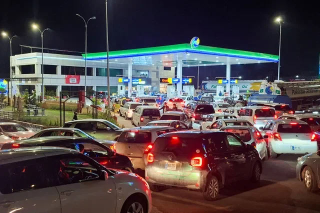 مركبات تنتظر دورها للتزود بالوقود في محطة بنزين في إسلام آباد، باكستان، مع رفع أسعار الوقود وسط الصراع الأمريكي الإسرائيلي مع إيران، 2 أبريل 2026. تصوير: نافيد ميرزا/رويترز