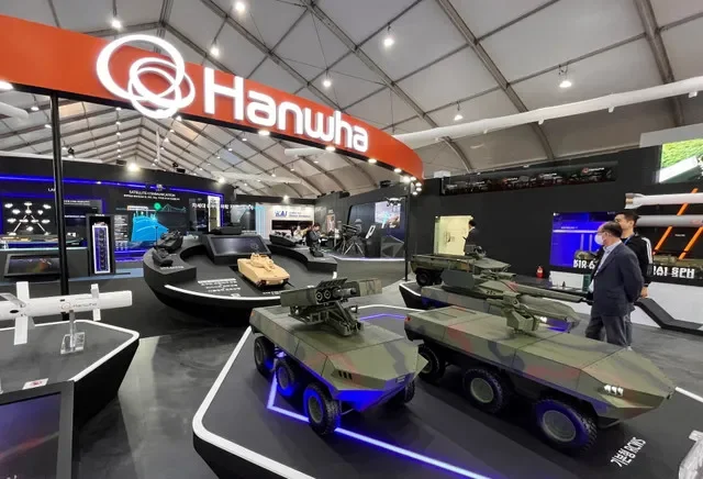 Các mô hình phương tiện quân sự được trưng bày tại gian hàng của Hanwha Aerospace trong Triển lãm Hàng không và Quốc phòng Quốc tế Seoul (ADEX) năm 2023 tại Seongnam, Hàn Quốc, ngày 16 tháng 10 năm 2023. Ảnh: REUTERS/Josh Smith