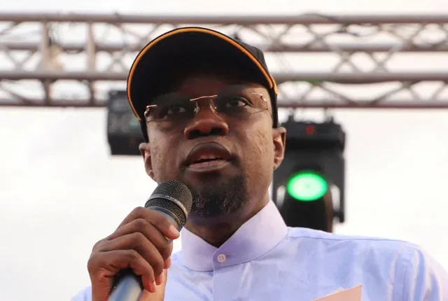 FOTO DE ARCHIVO: El primer ministro de Senegal, Ousmane Sonko, del partido gobernante PASTEF, habla durante un mitin político en Dakar, Senegal, el 8 de noviembre de 2025. REUTERS/Anait Miridzhanian/Archivo
