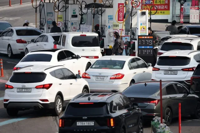 FOTO DE ARQUIVO: Carros fazem fila em um posto de gasolina em Seul, Coreia do Sul, 9 de março de 2026. REUTERS/Kim Hong-Ji/File Photo