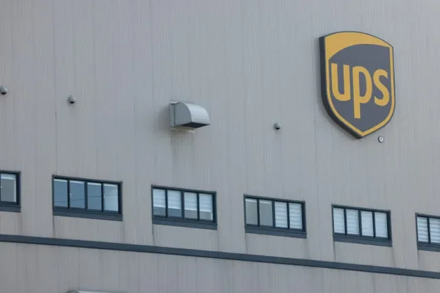 Biểu tượng UPS tại trung tâm logistics mới của công ty ở Đào Viên, Đài Loan, ngày 25 tháng 3 năm 2026. REUTERS/Ann Wang
