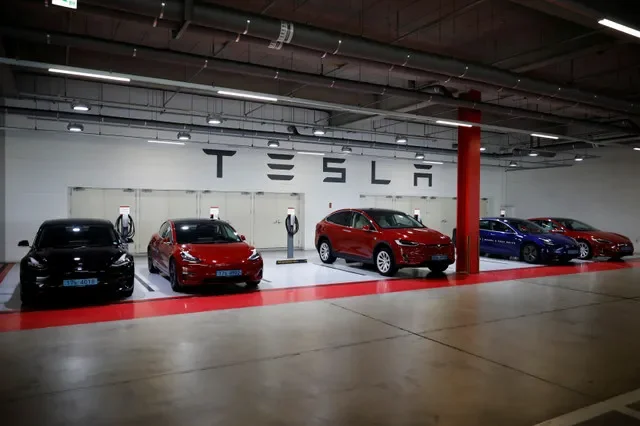 Vehículos eléctricos de Tesla estacionados para pruebas de manejo en Hanam, Corea del Sur, el 6 de julio de 2020. REUTERS/Kim Hong-Ji/Foto de archivo