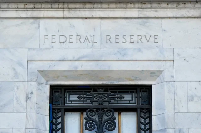 FOTO DE ARQUIVO: As reformas continuam no edifício do Conselho do Federal Reserve em Washington, D.C., Estados Unidos, 14 de novembro de 2025. REUTERS/Elizabeth Frantz/Foto de Arquivo