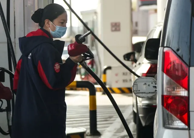2026年3月22日、北京のガソリンスタンドで、燃料価格の値上げを前に車に給油する従業員。REUTERS/Maxim Shemetov