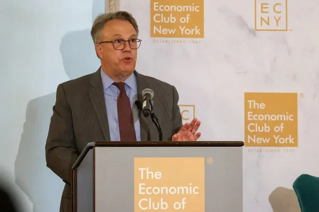 John C. Williams, Presidente e CEO do Federal Reserve Bank de Nova York, discursa no Economic Club de Nova York em Nova York, EUA, 4 de setembro de 2025. REUTERS/Kylie Cooper