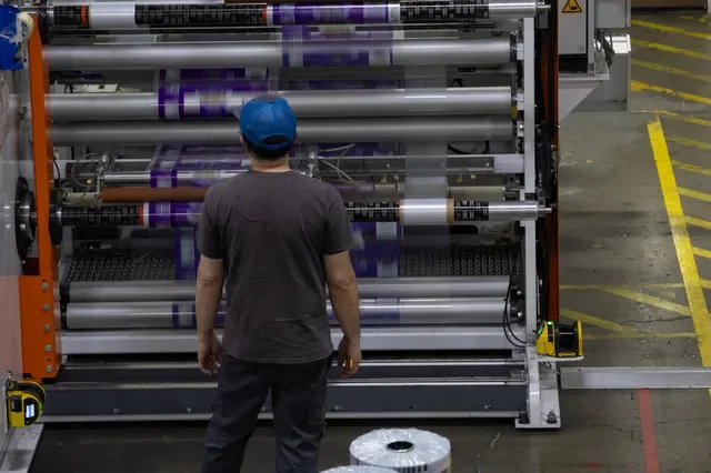 Um funcionário da Emerald Packaging opera uma máquina que imprime sacolas de supermercado na unidade da empresa em Union City, Califórnia, EUA, em 6 de abril de 2026. REUTERS/Carlos Barria