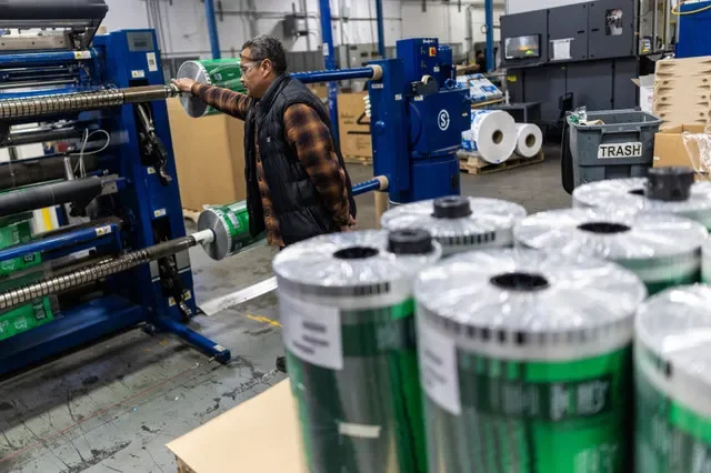 Um funcionário da Emerald Packaging opera uma máquina que imprime sacolas de supermercado na unidade da empresa em Union City, Califórnia, EUA, em 6 de abril de 2026. REUTERS/Carlos Barria