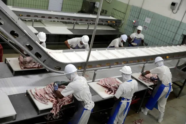 ブラジルのサンタナ・デ・パルナイバにある工場で、干し牛肉の加工ラインに従事する従業員(2017年12月19日)。ロイター/Paulo Whitaker