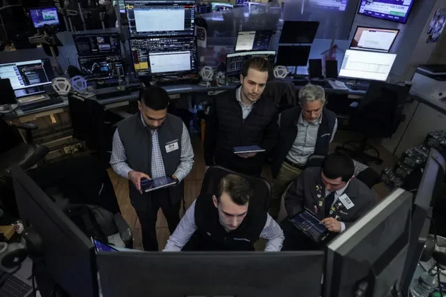 Operadores trabalham no pregão da Bolsa de Valores de Nova York (NYSE) em Nova York, EUA, em 2 de abril de 2026. REUTERS/Jeenah Moon
