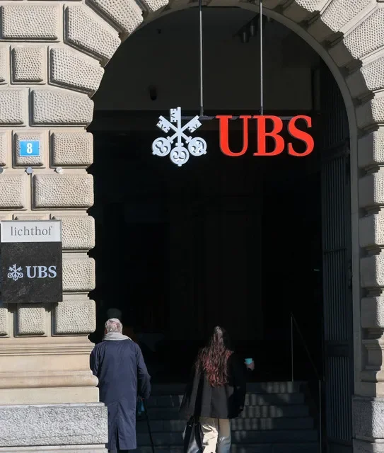 Un logotipo del banco suizo UBS en un edificio en la Paradeplatz de Zúrich, Suiza, el 19 de marzo de 2026. REUTERS/Denis Balibouse