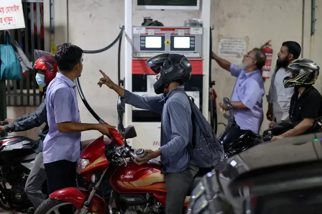 Vehículos repostan en una gasolinera ante la creciente preocupación por el suministro de combustible debido al conflicto entre EE. UU., Israel e Irán, en Daca, Bangladesh, el 6 de abril de 2026. REUTERS/Mohammad Ponir Hossain