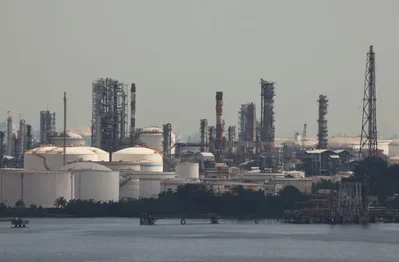 Singapore unveils $780 million package to offset war impact