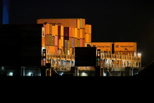 FOTO DE ARCHIVO: Contenedores apilados en la terminal de carga "Altenwerder" en el puerto de Hamburgo, Alemania, el 17 de febrero de 2025. REUTERS/Fabian Bimmer/Archivo