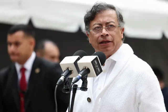 O presidente colombiano Gustavo Petro fala durante uma entrevista coletiva após votar nas eleições parlamentares e primárias partidárias em Bogotá, Colômbia, 8 de março de 2026. REUTERS/Luisa Gonzalez