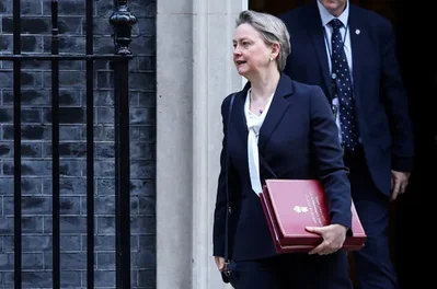 英国外交大臣库珀表示英国政府将与航运保险及能源行业合作以恢复霍尔木兹海峡信心并要求伊朗立即停止干扰商业航运