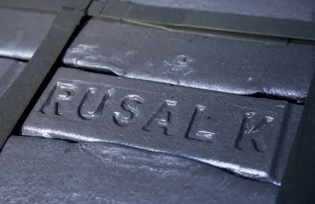 FOTO DE ARQUIVO: O logotipo da Rusal é visto em um lingote produzido na Fundição de Alumínio de Krasnoyarsk (KrAZ) da empresa na cidade siberiana de Krasnoyarsk, Rússia, 17 de julho de 2024. REUTERS/Alexander Manzyuk/File Photo