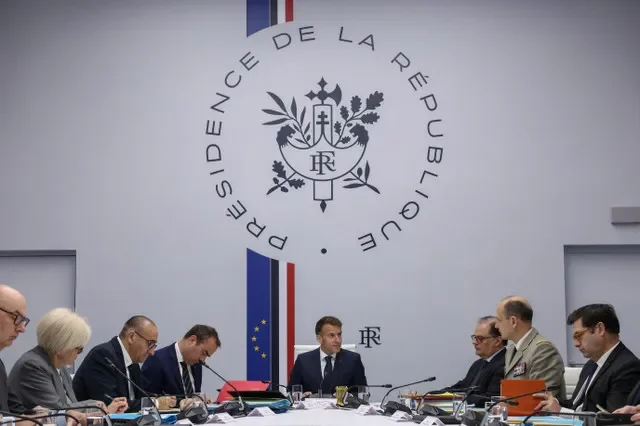 El presidente francés Emmanuel Macron encabeza una reunión del consejo de defensa y seguridad de Francia tras el anuncio del alto el fuego en la guerra con Irán y para abordar el regreso de Cecile Kohler y Jacques Paris, dos ciudadanos franceses liberados por Irán tras tres años y medio de detención, en el Palacio del Elíseo en París, Francia, 8 de abril de 2026. REUTERS/Tom Nicholson/Pool