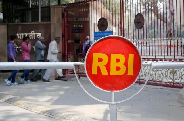 Pedestrians entering the Reserve Bank of India headquarters in New Delhi. REUTERS/Anindito Mukherjee/File Photo