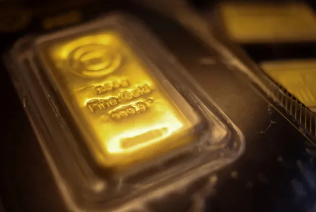 A gold bar is displayed at a jewelry market in Cairo as investors seek safe-haven assets amid global economic uncertainty and volatile market conditions. REUTERS/Amr Abdallah Dalsh/File Photo