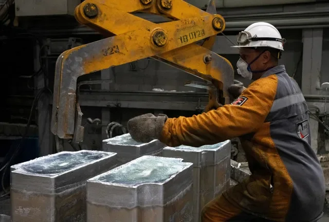 FOTO DE ARQUIVO: Um funcionário trabalha na Fundição de Alumínio de Krasnoyarsk (KrAZ) da Rusal na cidade siberiana de Krasnoyarsk, Rússia, 17 de julho de 2024. REUTERS/Alexander Manzyuk/File Photo
