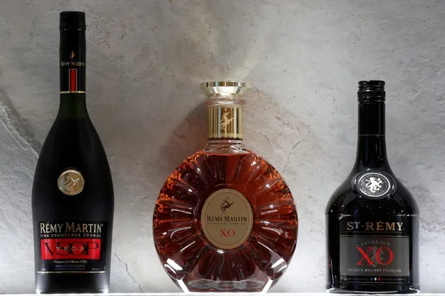 Botellas de cognac Remy Martin VSOP, Remy Martin XO y Brandy St-Remy XO se exhiben en la sede de Remy Cointreau SA en París, Francia, el 21 de enero de 2019. REUTERS/Benoit Tessier