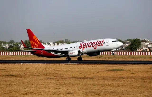 インドのアーメダバードにあるサルダール・ヴァッラブバーイー・パテール国際空港を離陸するスパイスジェットのボーイング737-800型機(2016年5月19日撮影)。ロイター/Amit Dave/ファイル写真