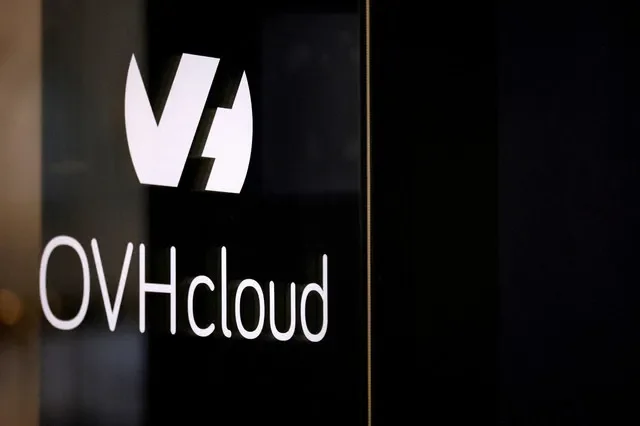 FOTO DE ARQUIVO: O logotipo da empresa francesa de computação em nuvem OVHcloud é visto no edifício da empresa em Paris, França, 25 de janeiro de 2023. REUTERS/Sarah Meyssonnier/File Photo