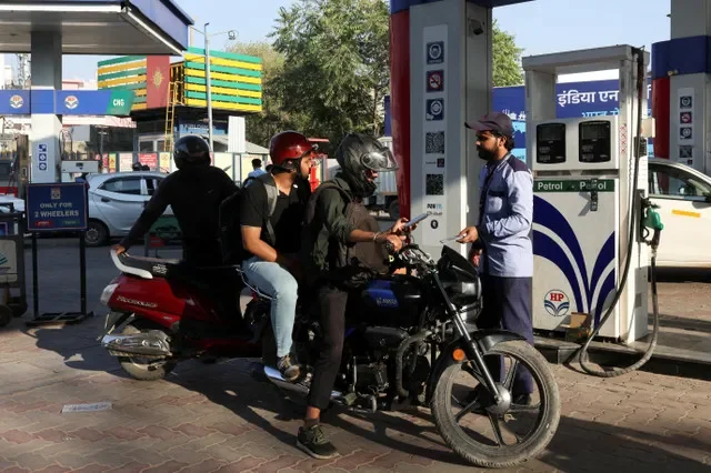 FOTO DE ARCHIVO: Un hombre paga tras repostar su motocicleta en una gasolinera en Nueva Delhi, India, el 6 de marzo de 2026. REUTERS/Bhawika Chhabra/Foto de archivo