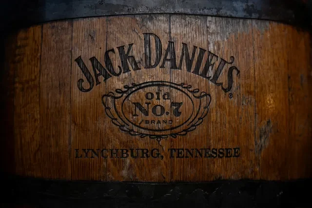 Un logotipo del whisky Jack Daniel's se ve en un barril en la destilería de la empresa en Lynchburg, Tennessee, Estados Unidos. 3 de febrero de 2025. REUTERS/Kevin Wurm