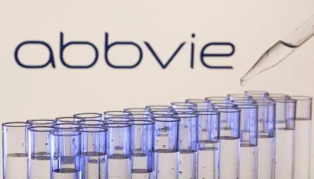 Tubos de ensayo frente al logotipo de AbbVie en una ilustración tomada el 21 de mayo de 2021. REUTERS/Dado Ruvic/Ilustración