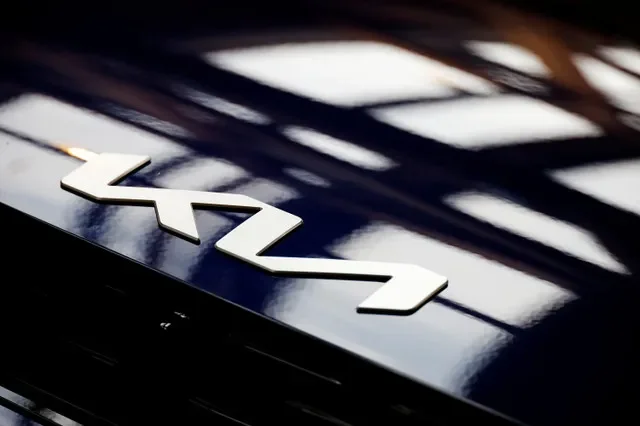 El logotipo de Kia Corp se observa en su vehículo eléctrico EV6 durante una sesión fotográfica en Seúl, Corea del Sur, el 1 de junio de 2021. Fotografía tomada el 1 de junio de 2021. REUTERS/Kim Hong-Ji