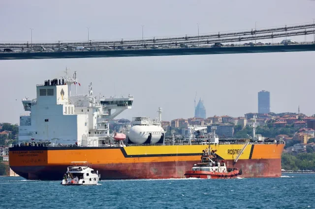 FOTO DE ARQUIVO: O petroleiro de bandeira russa Vladimir Monomakh, da Rosneft, transita pelo Bósforo em Istambul, Turquia, em 6 de julho de 2023. REUTERS/Yoruk Isik/Foto de Arquivo