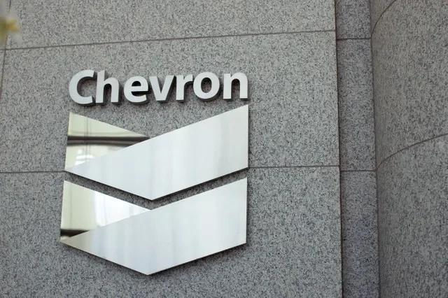 Ảnh tư liệu: Logo của Chevron tại tòa nhà Chevron ở Houston, Texas, Hoa Kỳ vào ngày 19 tháng 8 năm 2025. REUTERS/Kaylee Greenlee/Ảnh tư liệu